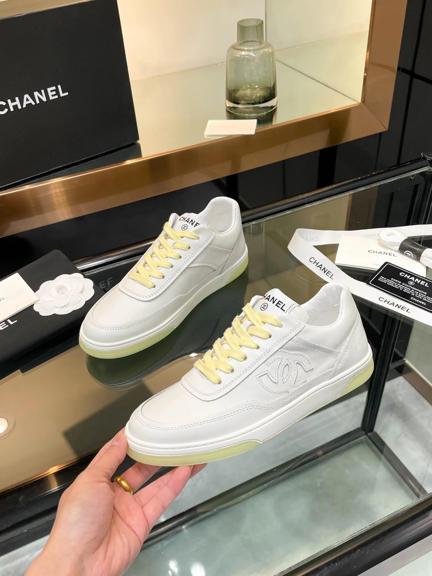 👟👟Ex-factory price 520👟👟Chanel Chanel 25SF latest model full leather panda color white shoes casual sports shoes skateboard shoes original purchase and development production Xiaoxiang C Home Another super popular item in the counter, loved by Internet celebrity bloggers and sisters, and various praises on social platforms. It is very popular, has a high texture, is breathable and super spring and summer. Seeing this issue always arouses the inner desire of girls for fashion. The latest suede material, classic black and white color, full of fashionable feeling on the feet, easy to care for. Fabric: Original customized imported cowhide material. Lining: Customized soft sheepskin lining. Sole: Original molded TPU non-slip outsole. Bottom thickness: 2.5CM. Size: Women's size 35-40 (custom-made sizes 40 are non-refundable)